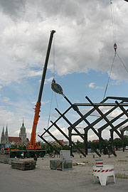 Errichtung der Front der Augustiner Festhalle (©Foto: Martin Schmitz)